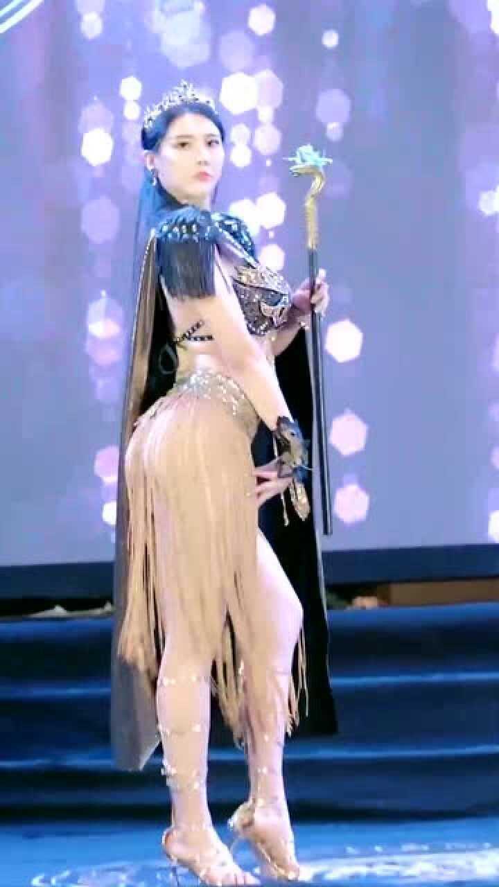 178的刘太阳走秀手里拿着的魔法棒很有特色又长又大