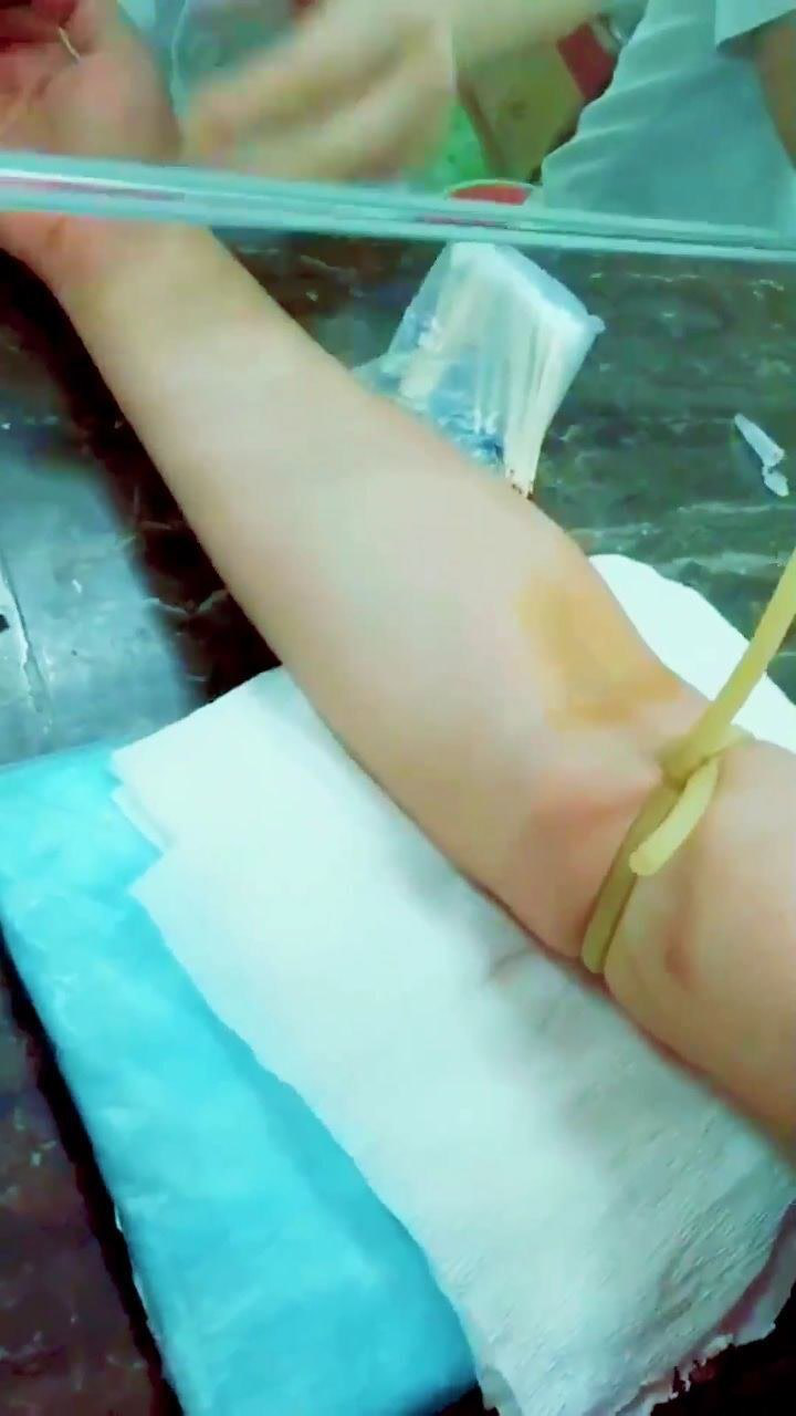 新婚妻子给我打针她这扎针技术让我没感觉到疼真的专业