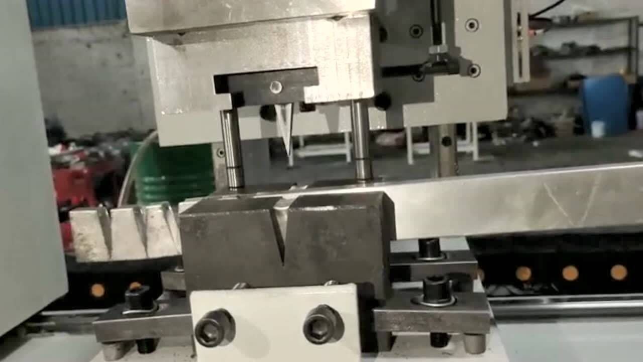 供应方管冲角机器电动冲压模具铝合金门窗切角机