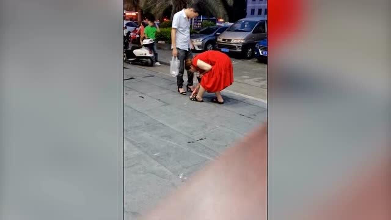 女子蹲路边为丈夫系鞋带起身后的一幕让人万万没想到