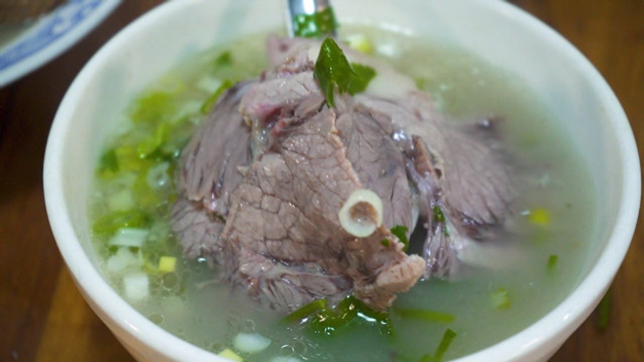 郑州15年牛肉汤老店,两口大锅熬汤,20块一碗都是肉,汤鲜还养胃