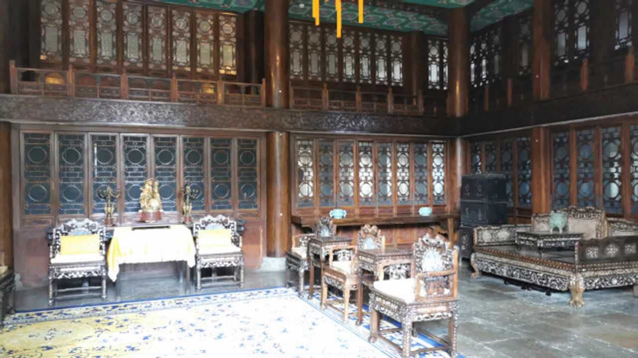 恭王府内和珅的卧室里都是金丝楠木一个柱子价值20多亿太奢华