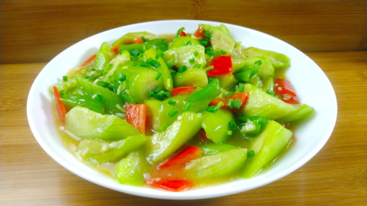 清炒丝瓜的做法,丝瓜翠绿不发黑,做法简单好吃下饭