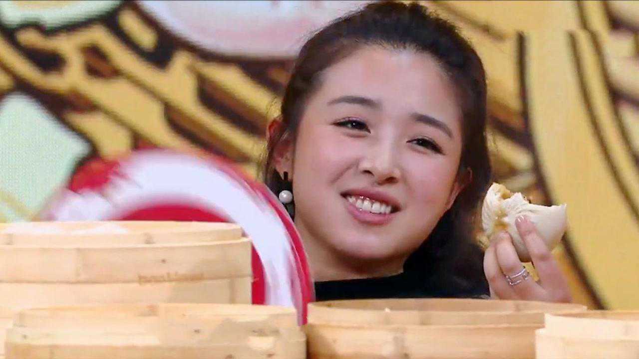 张含韵被嘲胖合集,张含韵吃包子,大张伟调侃:吃的跟坐月子一样