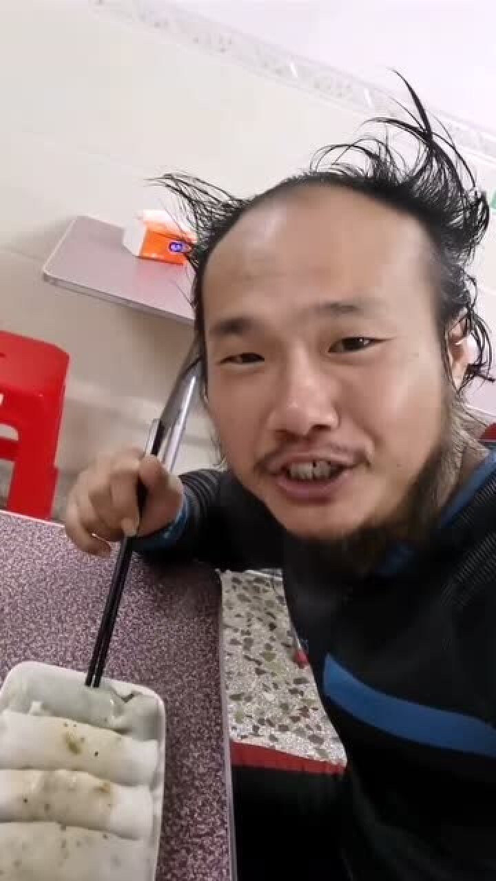 90后阿秋吃丰顺特色小吃,皮薄馅多,真美味