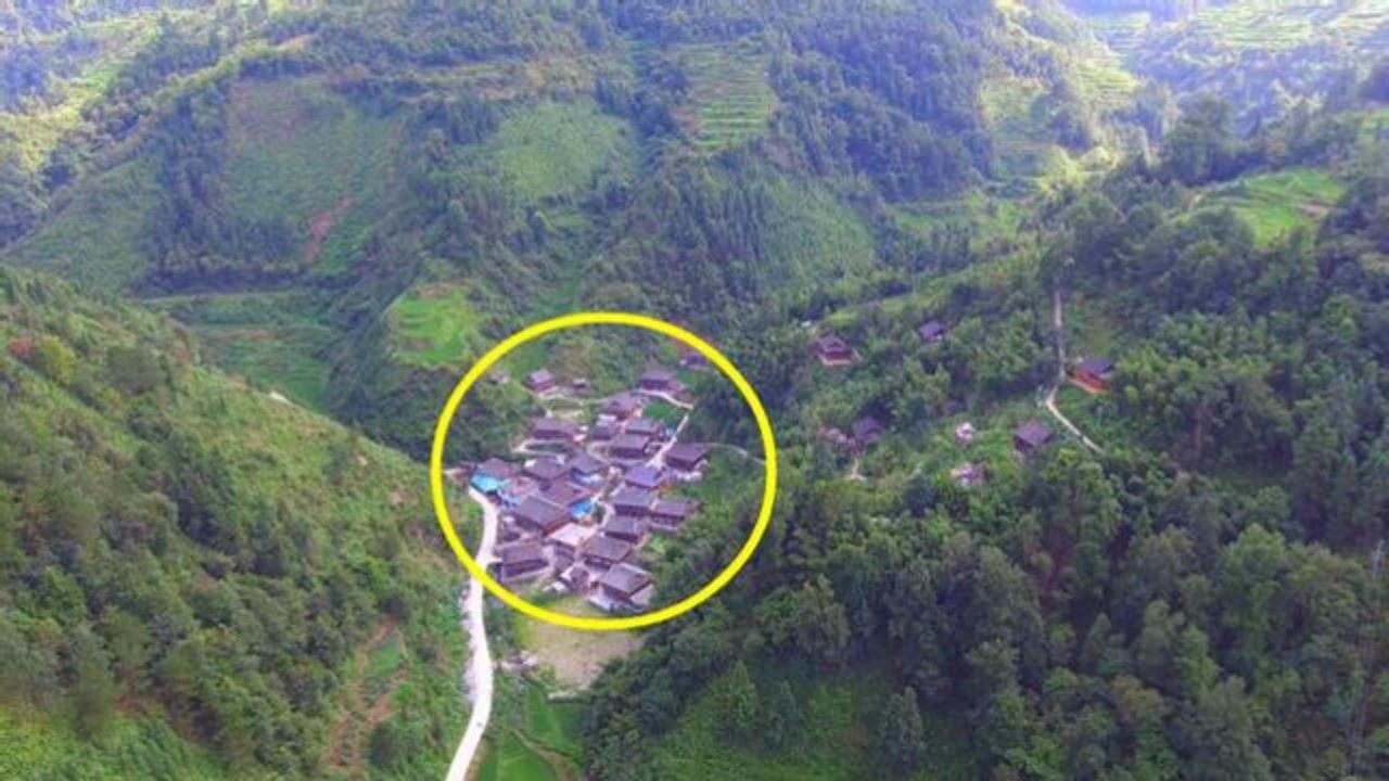 航拍大山深处三面环山的村庄远看犹如一幅画美极了