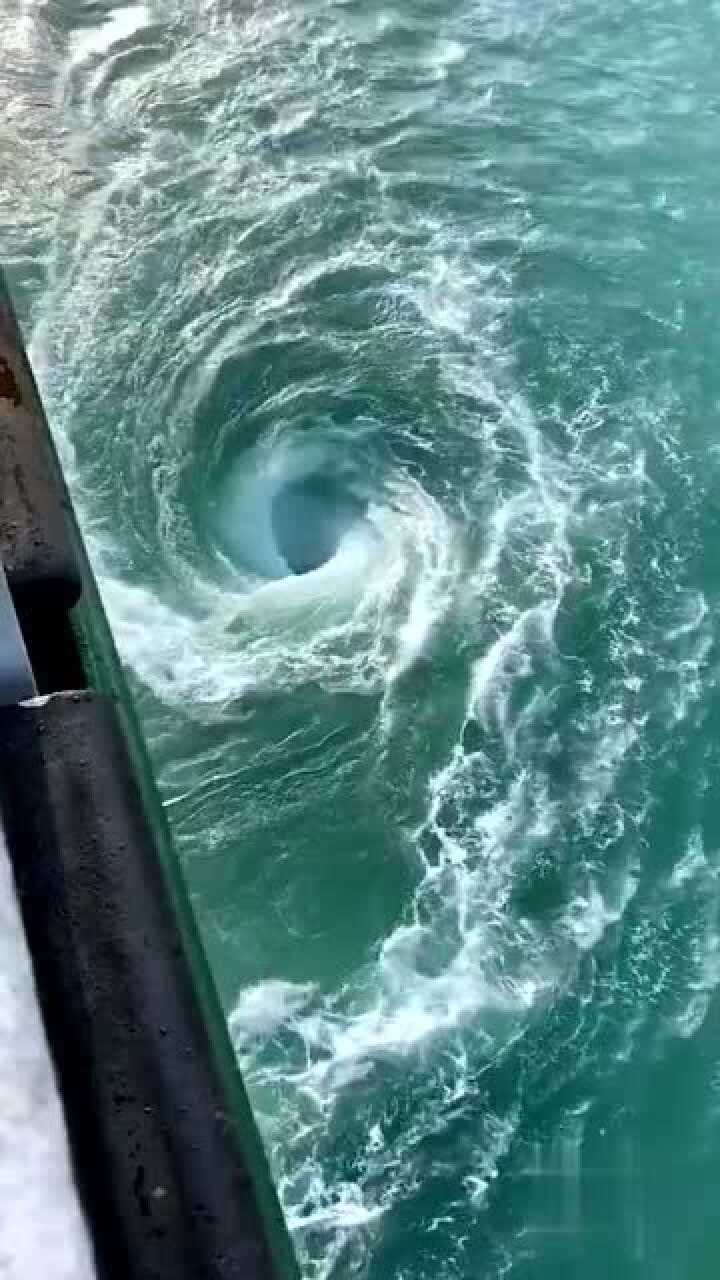大海真实的样子到处都是漩涡看完你还向往吗