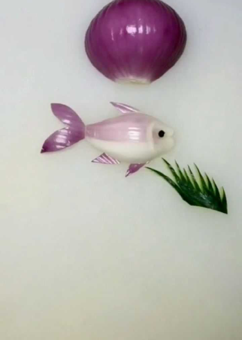 用洋葱制作的小鱼,寓意:年年有余.