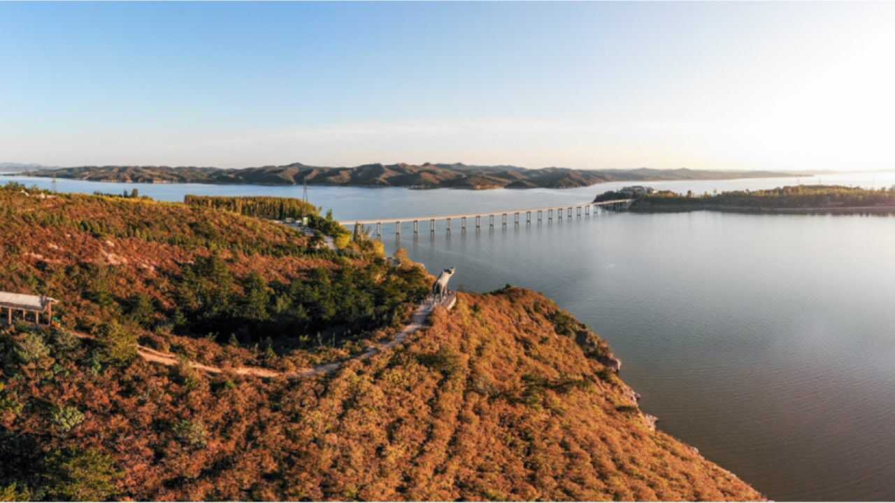 辽宁北票燕湖园,航拍家乡深秋十月的湖光山色,上帝视角很壮观