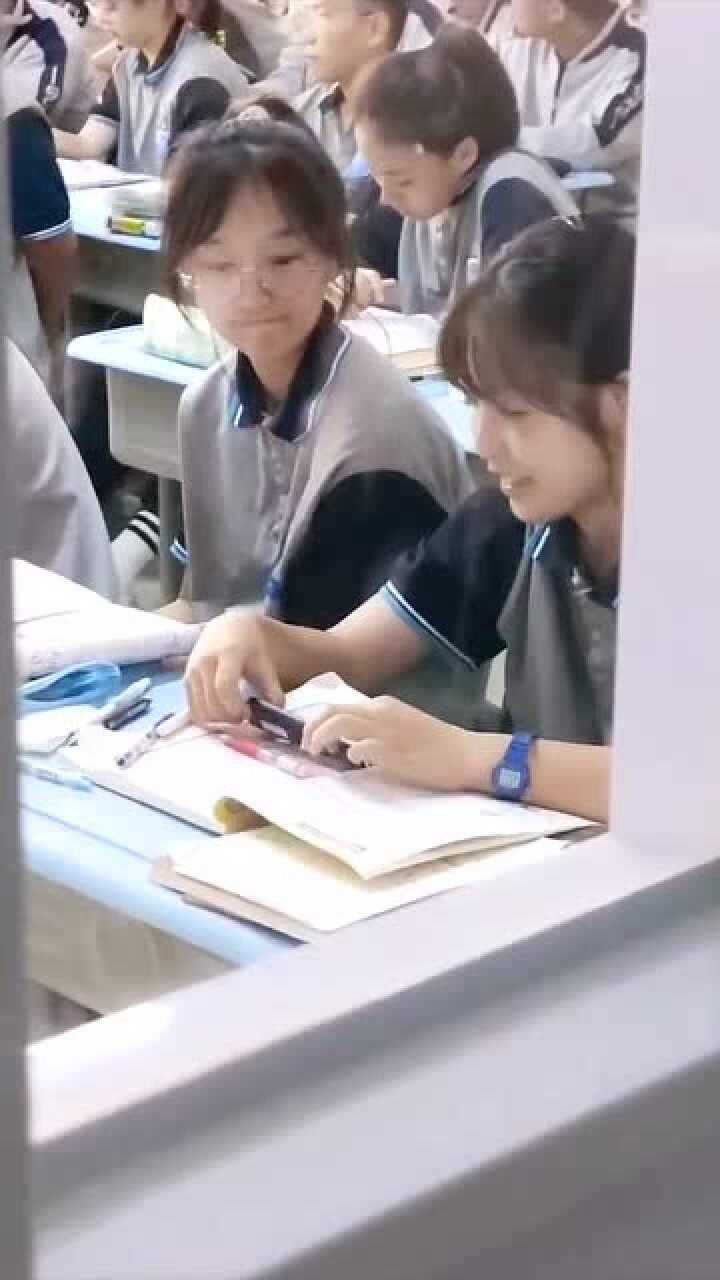 两个美女互撩，竟被老师拍下，看完感觉恋爱了！_高清