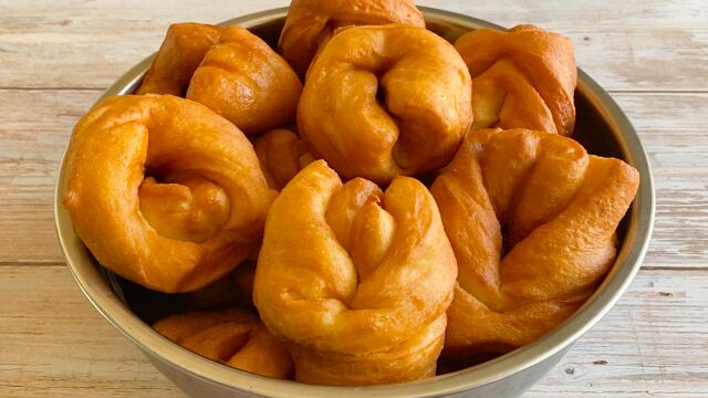 教你做香软蒙古果子一碗面加2颗鸡蛋松软香甜好吃又简单