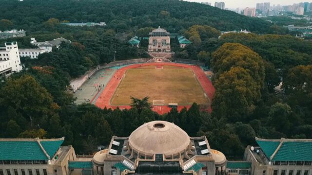 【航拍】武汉大学秋日美景 疫情后学生操场上尽情奔跑,不负韶华