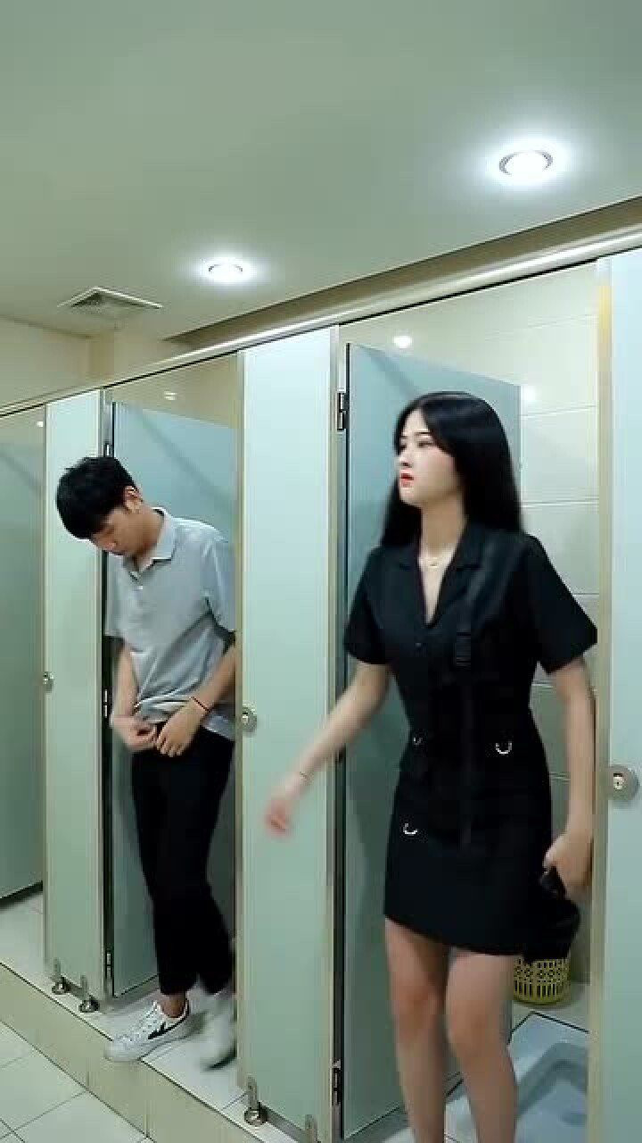 女生进男厕上厕所，是性别搞错了？_腾讯视频