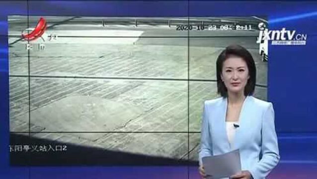 浙江金华:孩子遭车碾众人惊 好人抬车相救心里暖