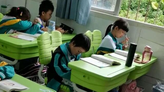 小学生用笔和橡皮模仿化妆 连指尖都透露着专业