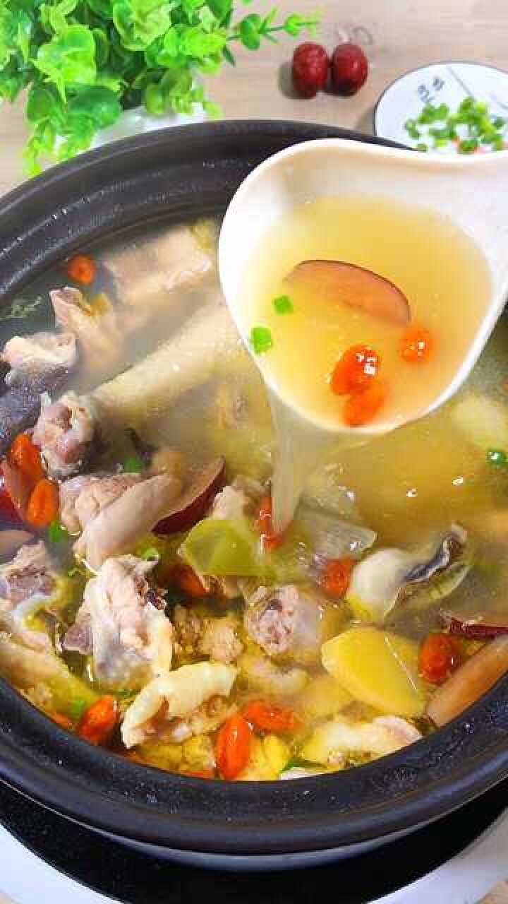 味道鲜美的生蚝炖鸡汤