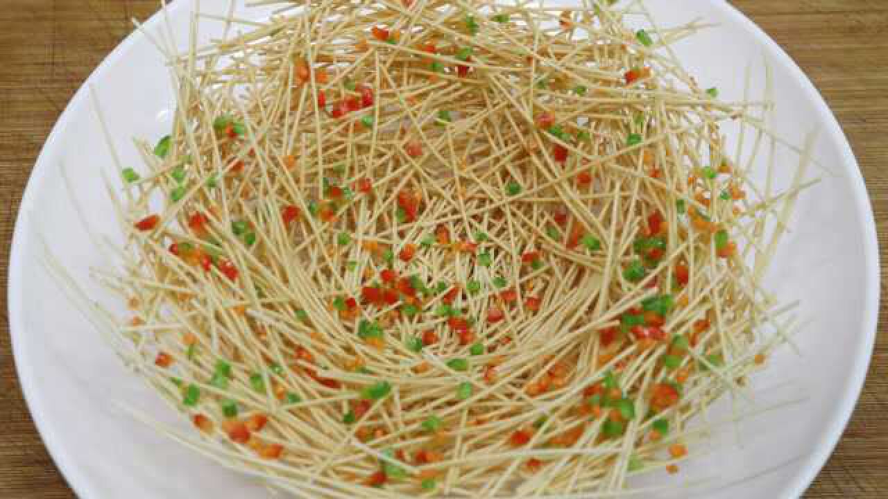 教你用面条炸出漂亮的鸟巢,用来装盘太有档次了,都舍不得弄碎它