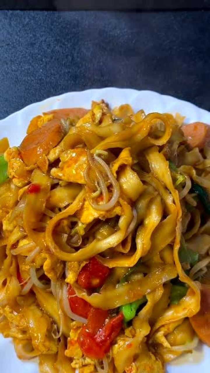 鸡蛋火腿炒刀削面,美味可口,老公直接大快朵颐
