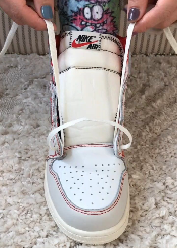 兔八哥双色鞋带绑法来咯告诉我下个视频想看什么鞋带系法