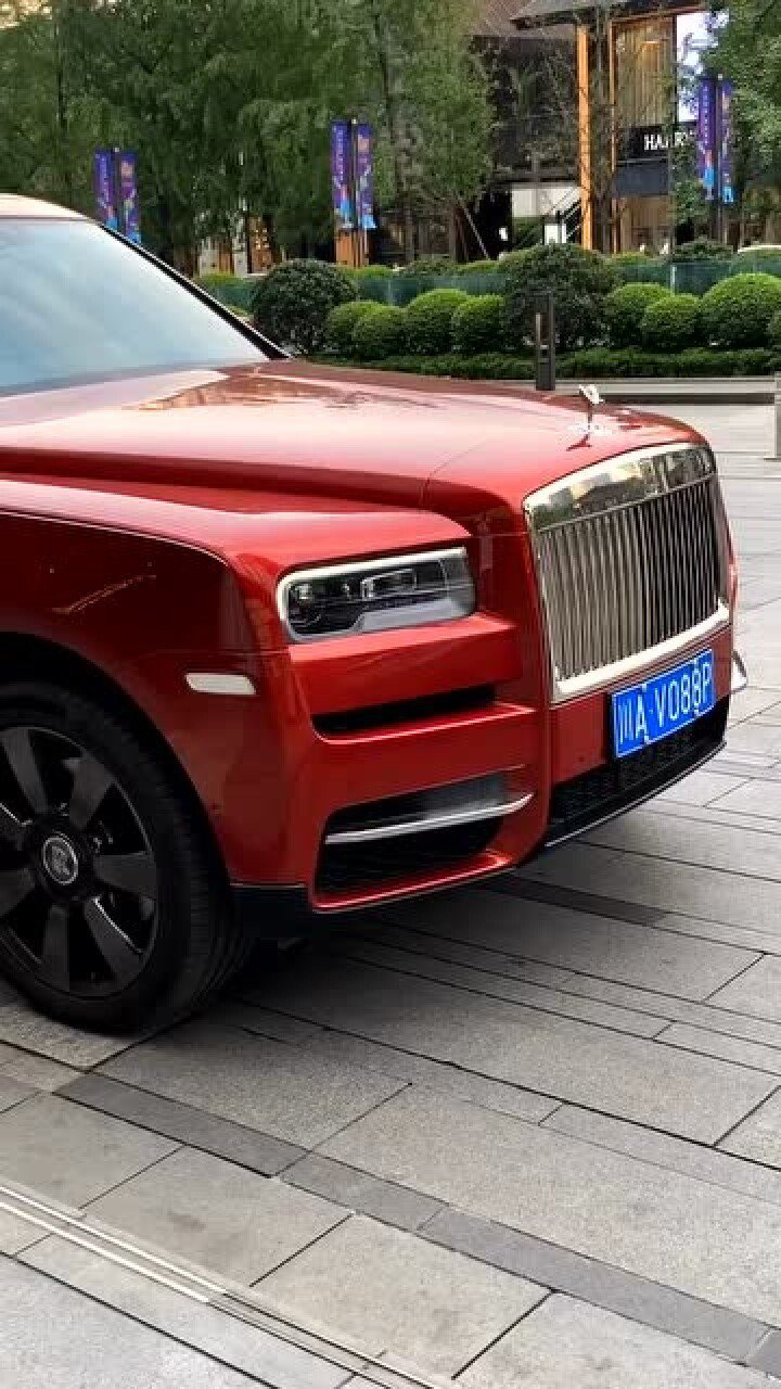 富少开红色劳斯莱斯库里南打卡太古里路人羡慕得只好拿手机拍照