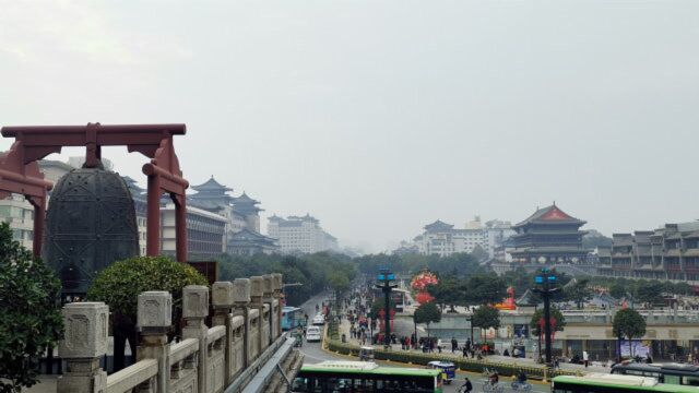 西安莲湖区钟楼鸟瞰车水马龙城池:街衢连甲第,冠盖拥朱轮