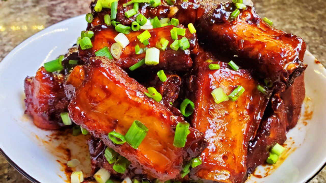 为什么饭店的红烧排骨那么好吃?大厨告诉你做法和技巧,看了就会_腾讯