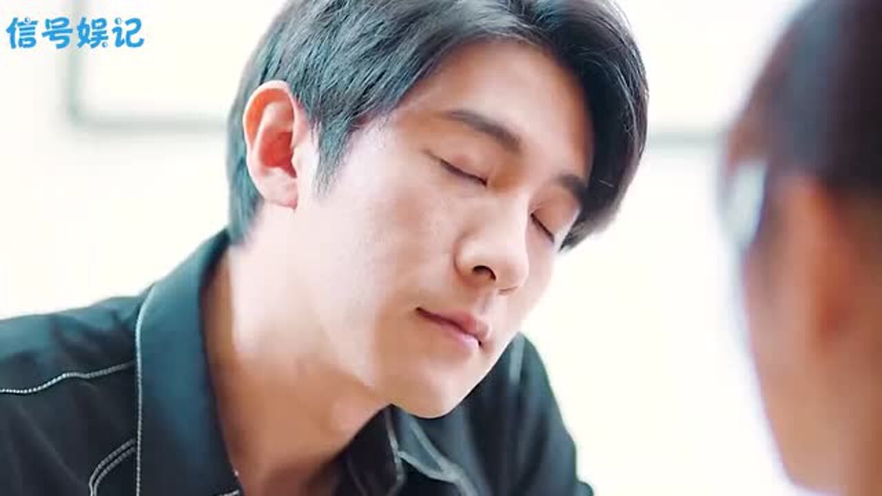 好想和你在一起戚年躲在桌子底下与纪言信亲吻