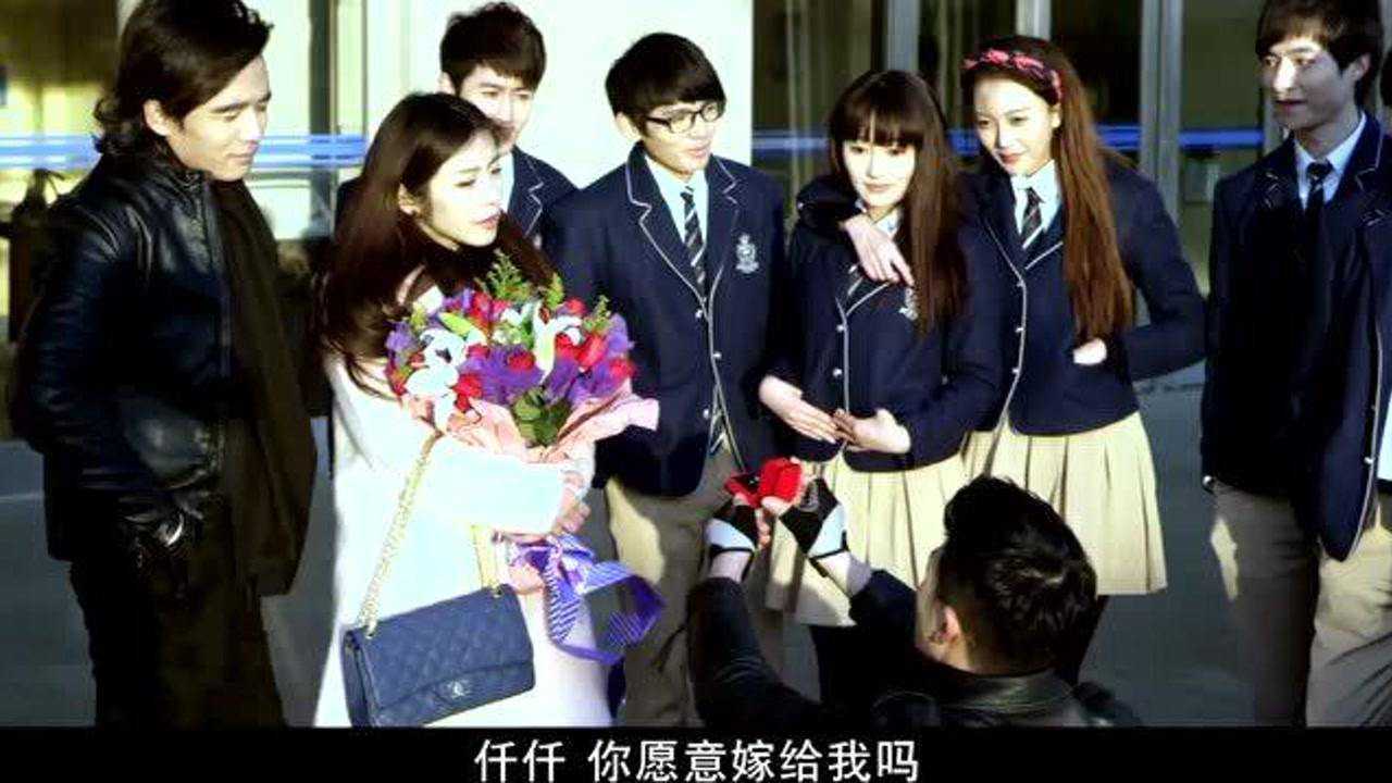 超级教师叶小白向钟仟仟求婚同学们看到很羡慕廖学兵把他们全部赶走