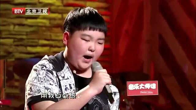 男孩演唱《男儿当自强》,慷慨激昂,韩磊为他竖起大拇指