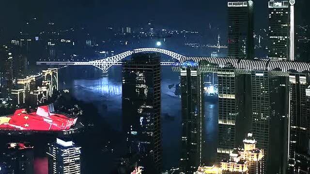 山城重庆的夜景,长江与嘉陵江的交汇处,大剧院来福士尽收眼底