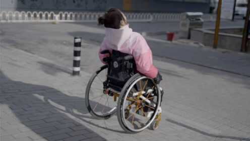 故事背包｜北京无障碍设施太差，小斜坡难倒轮椅女孩，吓到痉挛！