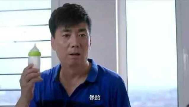 男子喂奶非常娴熟,连隔壁男子都说这是二胎吧