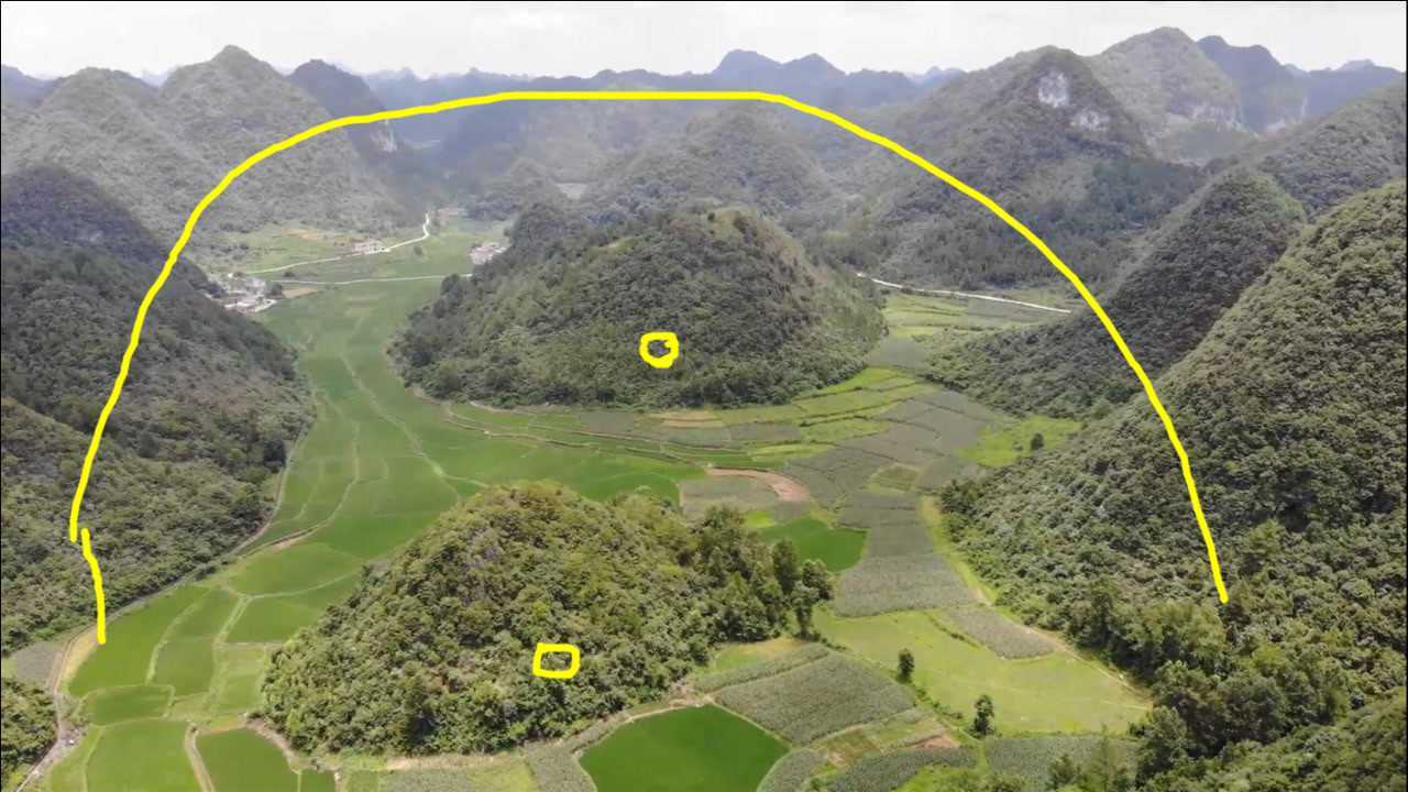 四面环山藏风聚气,格局霸气,你觉得哪一个位置更好?