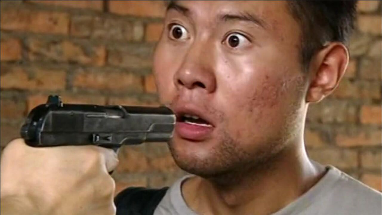 极限追捕3胡志军花6000块买了两把手枪刚拿到手就将卖家打死