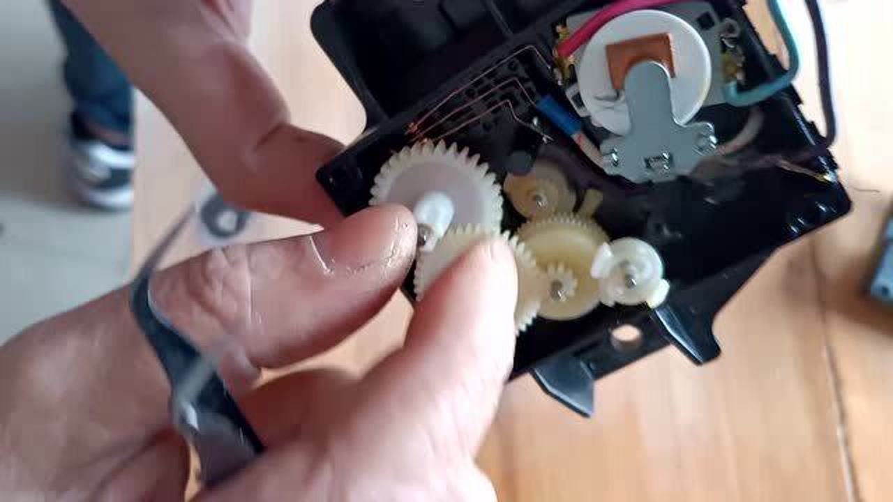 洗衣机排水阀牵引器内部结构似小型变速箱