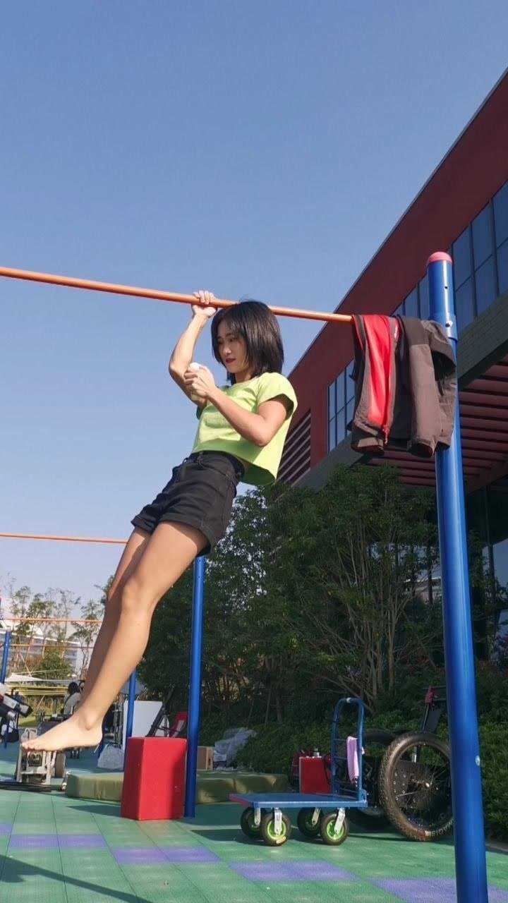 给大家表演一个单手引体向上喝饮料