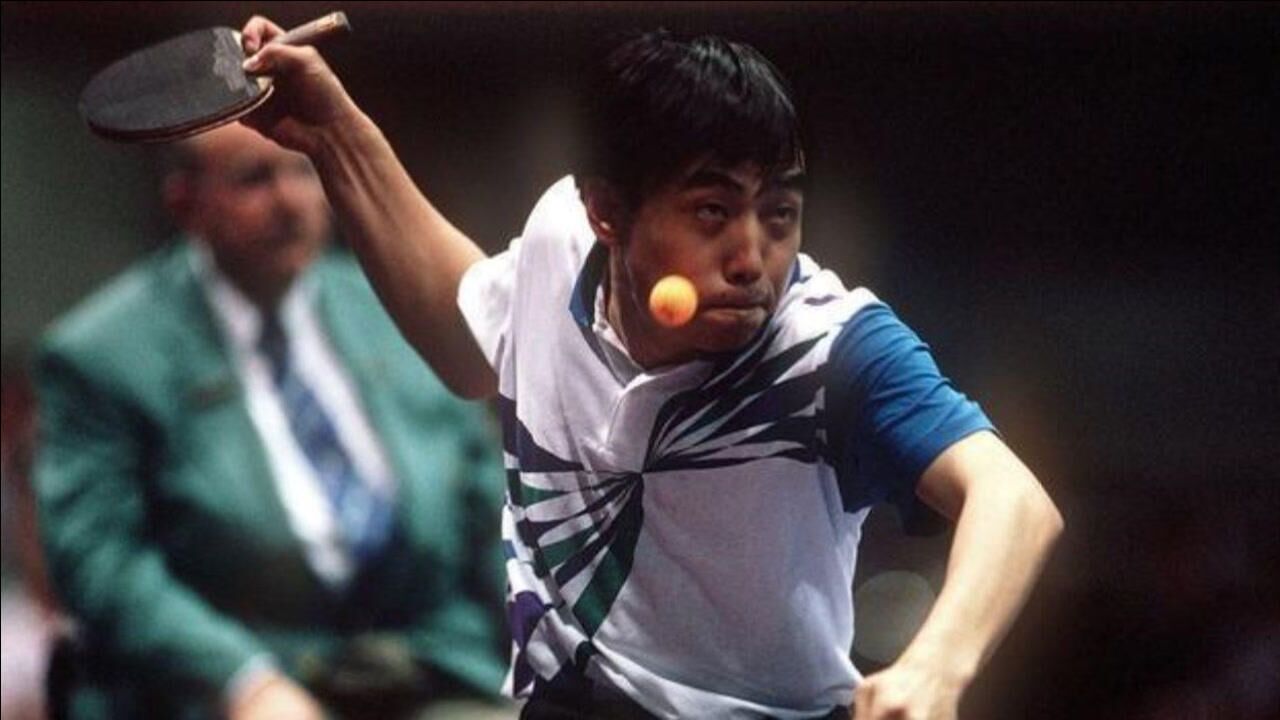 年轻刘国梁这么狂?夺冠后竟然做出这一举动,场面太刺激了!