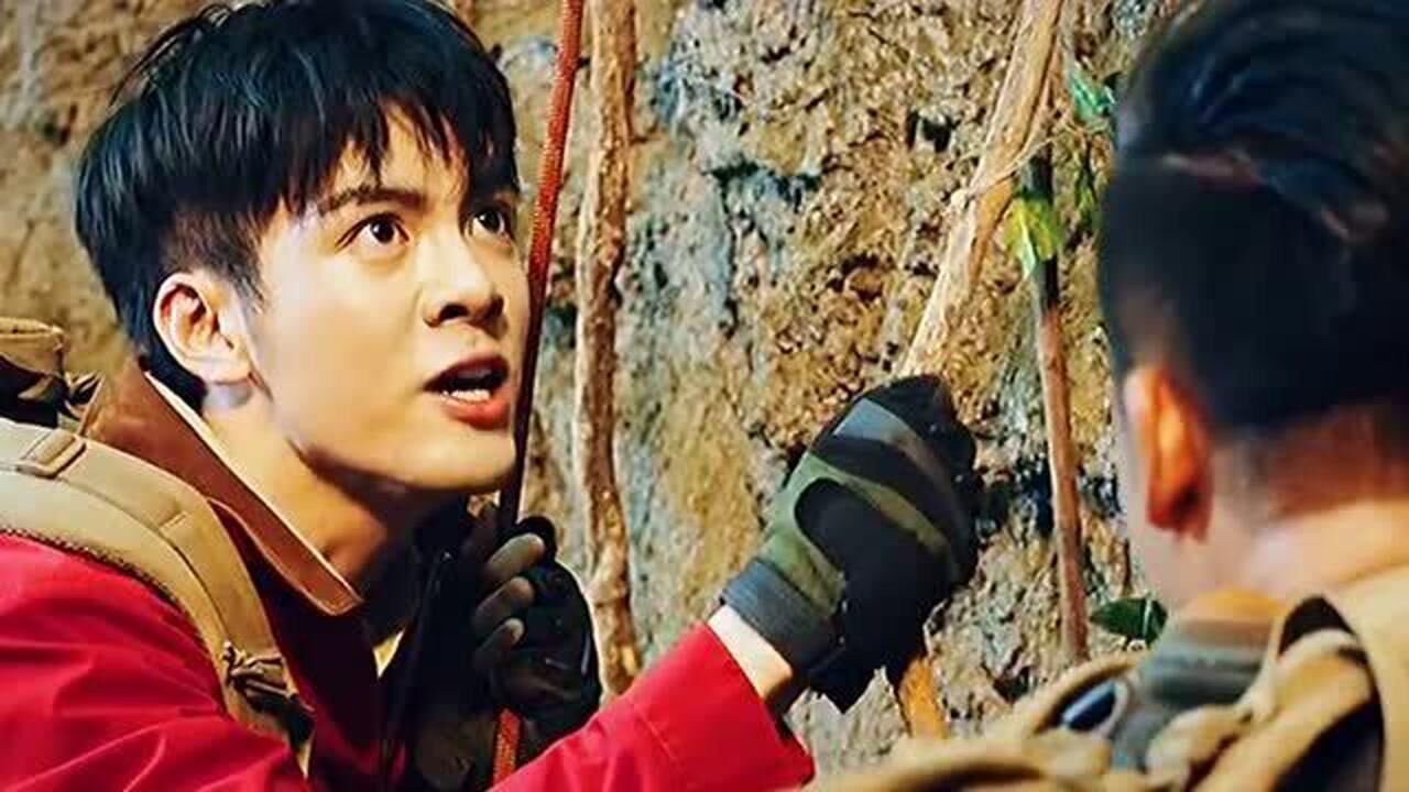 终极笔记王胖子掉下悬崖一屁股做碎蛇王卵下一秒却被小哥击晕