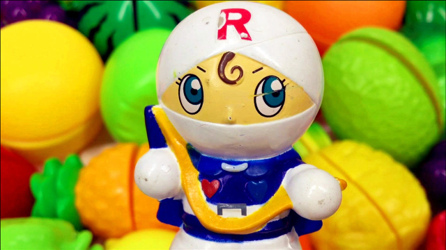 螺旋面包超人切五颜六色的水果和蔬菜