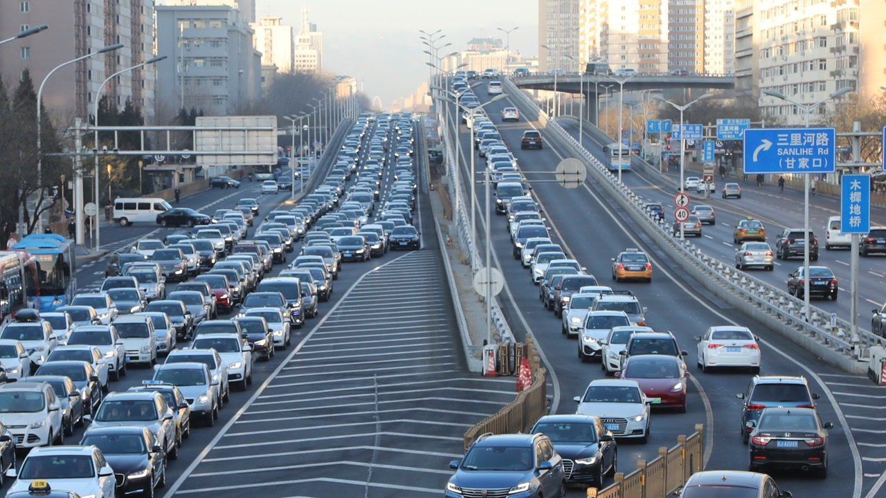 2021年首个工作日的早高峰主城区各路口路段交通秩序井然