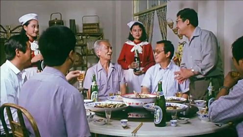 30年前赵本山真敢拍，领导要求的“四菜一汤”，端上桌全是讽刺！
