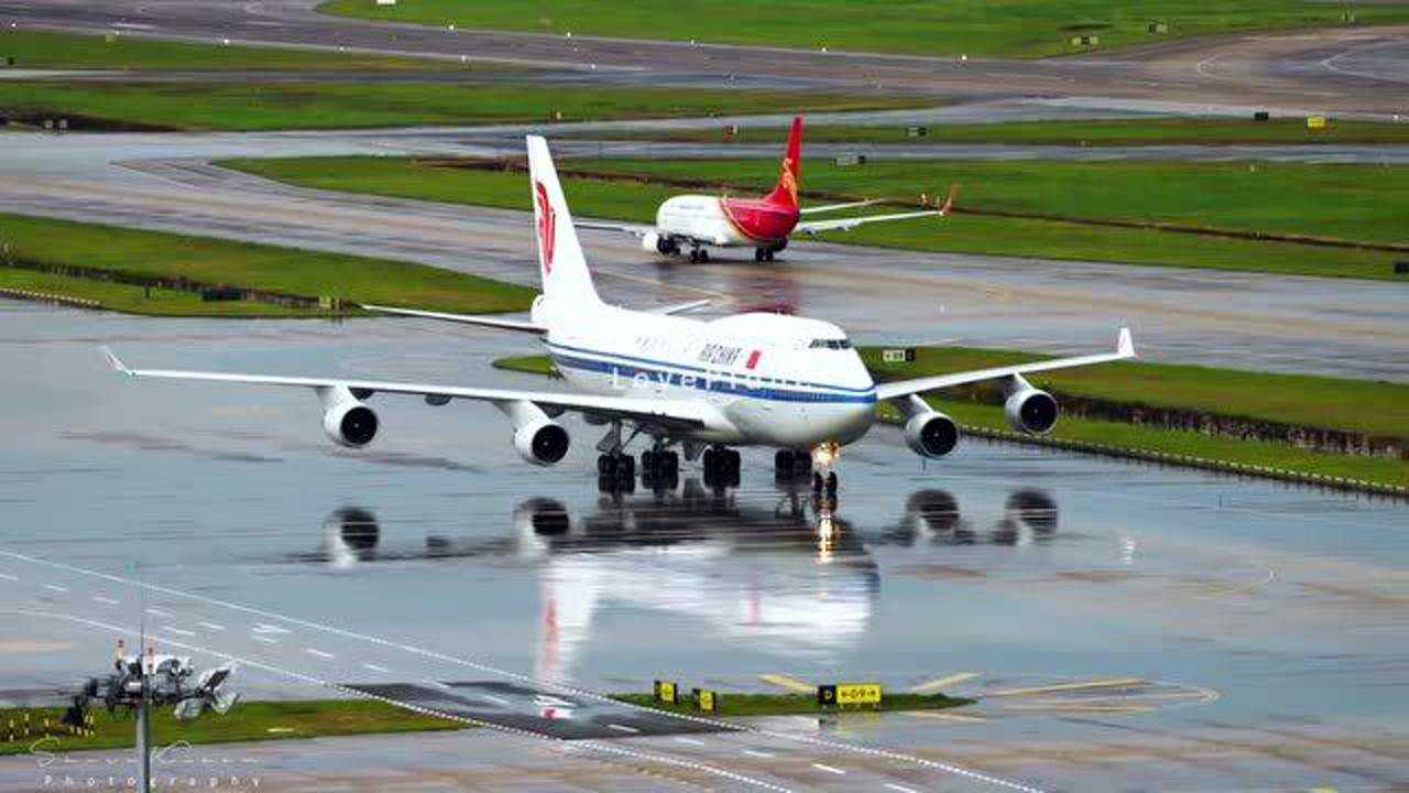 国航波音747在机场滑行时,一只大鸟正面飞过飞机发动机前!