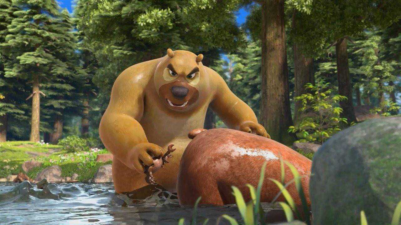 熊出没熊大的屁屁被螃蟹夹住熊二暖心救他