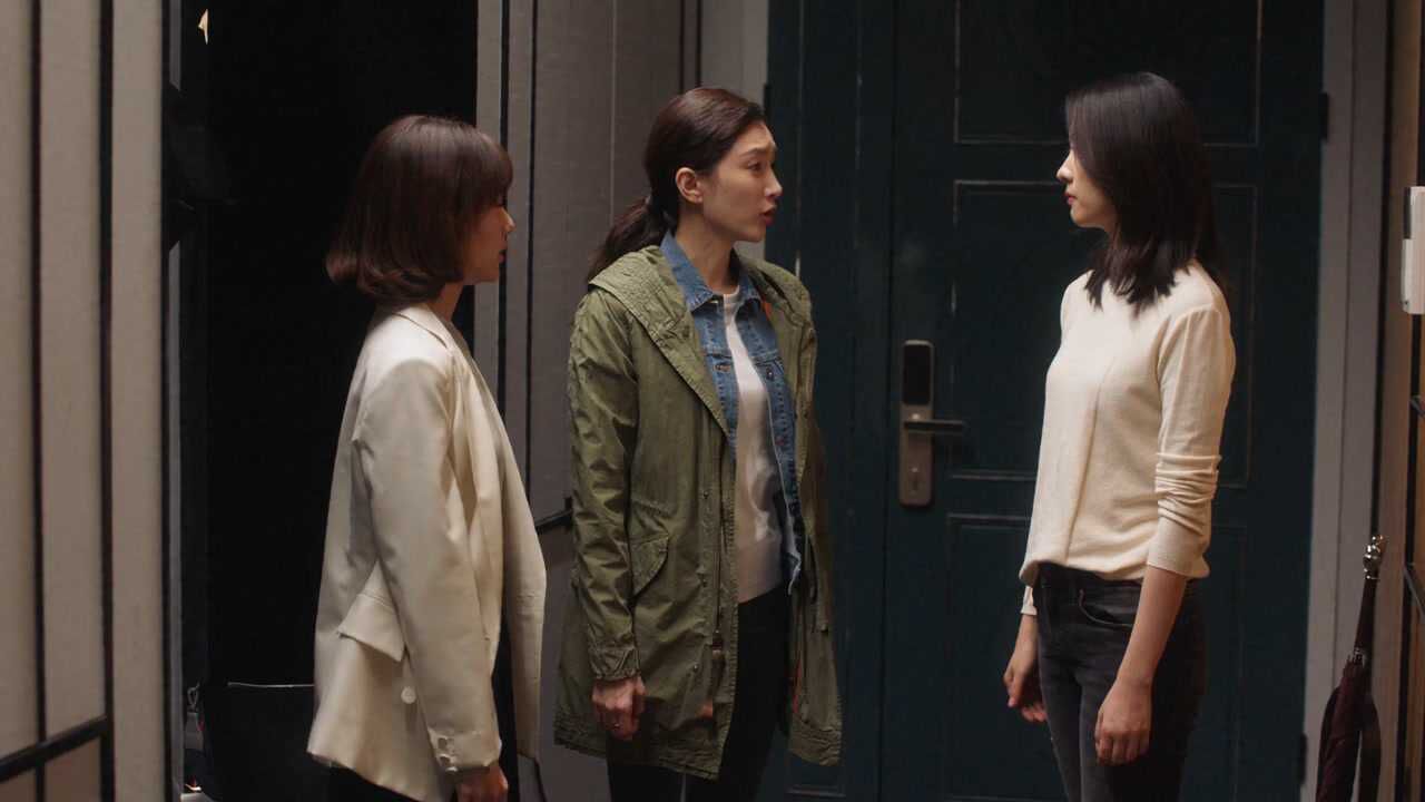 三十而已顾佳出事后漫妮和钟晓芹一直陪着她三人这段好感动