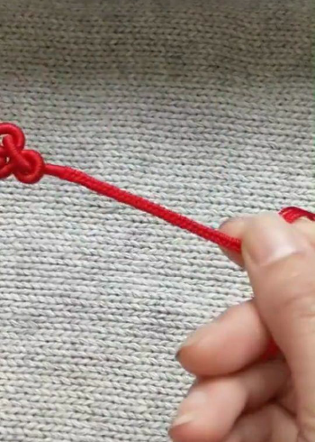 八股辫收尾最后纽扣结就不演示了前面有教程编绳手艺人