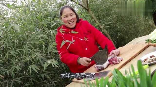 胖妹3斤羊腿炖火锅,加4种配菜,又香又辣!