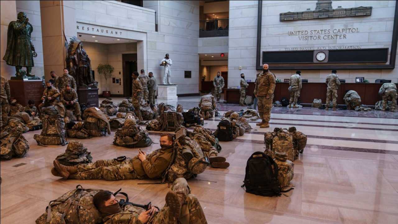 美国国会大厦成临时军营近千名士兵就地休息