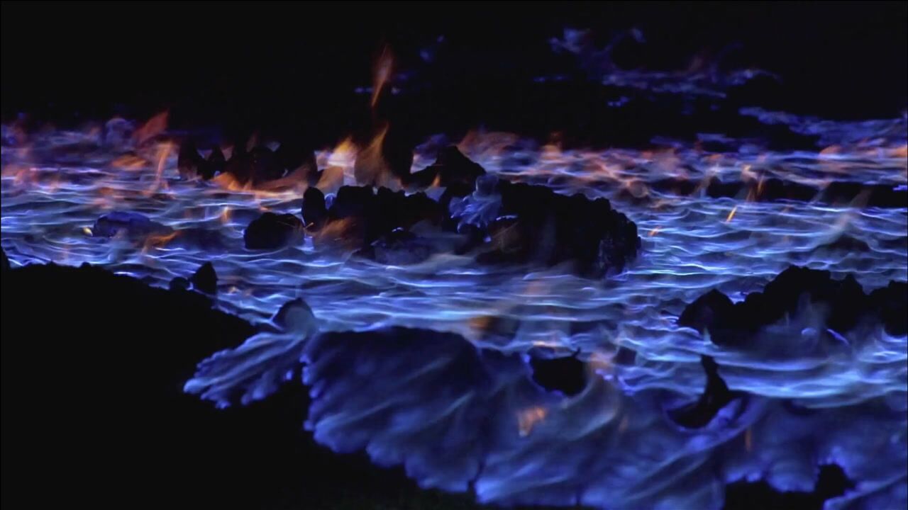 火山活动带来硫,蓝色火焰和黄色的硫磺构成的景象仿佛魔境!