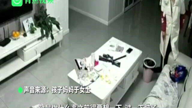 5岁儿子家中玩火点燃垃圾桶 妈妈让孩子自己拿来棍子脱掉裤子挨打