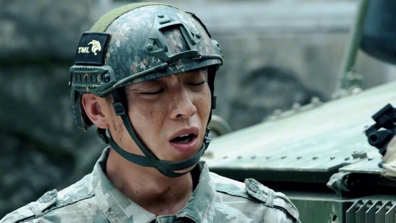 蓝军出击女孩非要当特种兵摘下头盔的那一刻男友直接看傻了